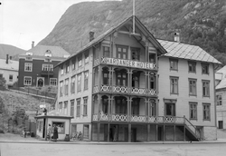 Hardanger Hotel, sveitserstil, gavlornament, to kvinner, Odd