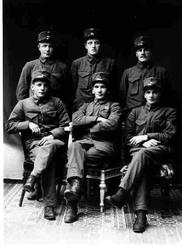 Gruppebilde, seks unge menn i uniform