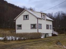 Den tidligere skolen på Kinn i Godfjorden. Huset ble satt op