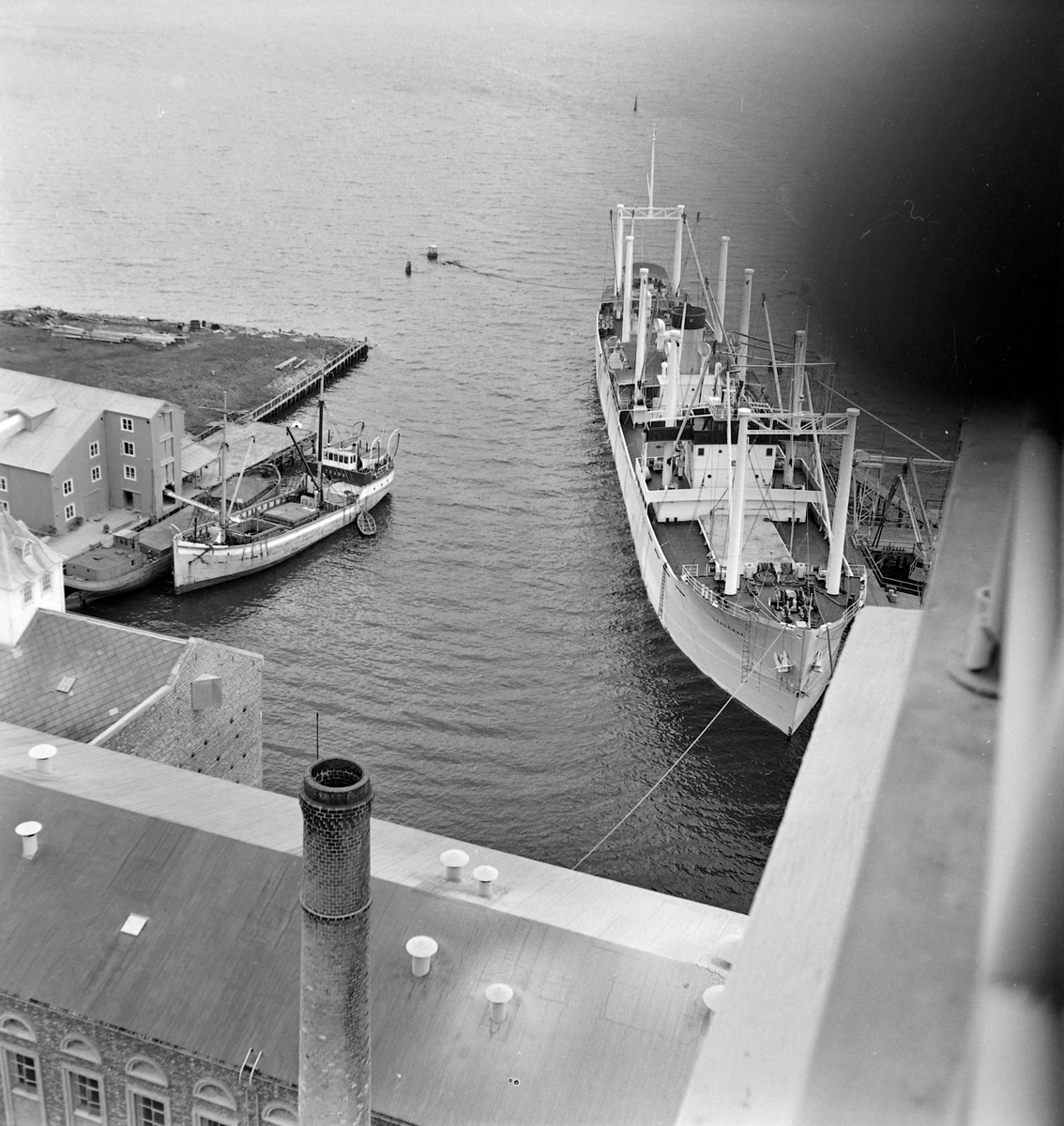 Lossing og lasting av båter ved I. C. Piene & Søn i Buvika