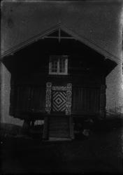 Rikard Berges fotoarkiv. Stabbur fra Skoje, Sauland, Hjartda