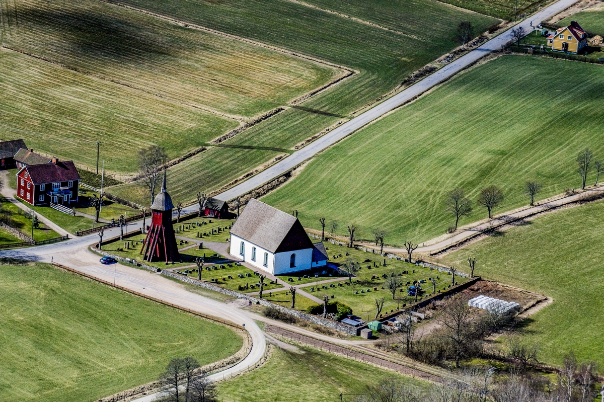 Flygfoto över Mellby kyrka i Eksjö kommun.