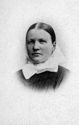 Portrett, kvinne, Kristiansund ca 1875. Rundt ansikt, glatt 