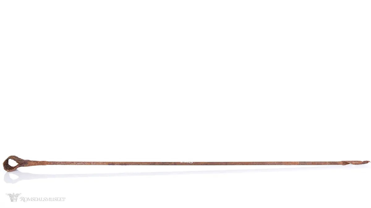 Konisk formet spiralbor med skarpslipte sider oppetter spiralen. Langt tynt skaft med tverrstilt hylse på toppen.