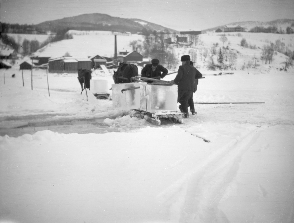 Issaging og kjøring av isblokker med hest utenfor Berget, Lillehammer