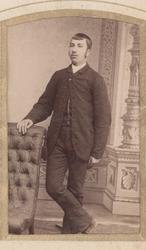 Studioportrett av en mann.