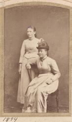 Studioportrett av to kvinner.