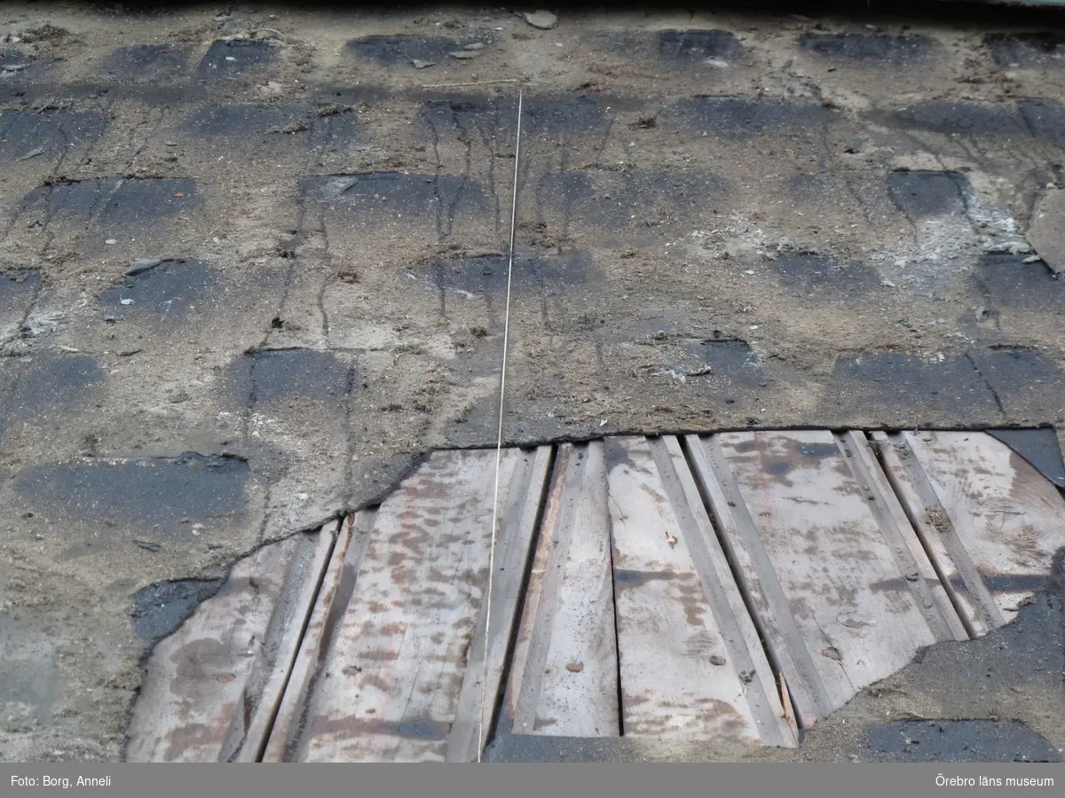 1: 	Nordvästra tornet före arbeten. Till höger i bild syns trappgaveln samt vattenutkastaren av kalksten i form av en fågel/örn. 7 november 2013.


2-3:	Närbild av utkastaren. Fågelns klor liksom vänstra sidan av fågelns huvud har fallit bort. 7 november 2013, 16 nov 2016.


4-5:	Nordvästra tornet före åtgärder. Övre och nedre takfallens anslutningar mot norra längan. Ovan ståndplåten mot muren fanns en fog innehållande PCB. 13 september 2016. 


6-7: 	Nordvästra tornet före åtgärder. T.v. ses nedre takfallets anslutning mot västra längan. T.h. ses inspektionslucka i övre takfallet samt ett mörkt parti av tidigare lagt kompletteringsskiffer. 13, 21 september 2016.

8-9: 	Under åtgärder. T.v. visas västra längans befintliga underlagstak. Under pappen ligger plywood. T.h. tornets nedre takfall. Under pappen ligger originaltaket kvar, försett med s.k. rillor, nedfrästa spår där vatten leds ned. 16 november 2016.

10-11: 	Skador på plåten närmast tornspiran. Spiken har rostat och plåten var uppvikt 13 sept 2016.
12-13: 	Målare Per Lindström har blymönjat spirans klot och krona. Nu målas de med linoljefärg innan förgyllning. 13 september 2016.
14-15: 	Spirans klot och krona återmonterade efter förgyllning. På flöjeln står årtalet 1899. Plåten närmast spiran lagades och spikades med kopparspik. 6, 17 oktober 2016.
16-17: 	Nylagt skiffertak med nya insticksplåtar av koppar samt monterade fästöglor för linor. T.h. nya fästen för åskledaren. 17 oktober 2016.
18-19: 	Norra längan försågs med ny hängränna av koppar. Ett stuprör med skarpa krökar leder vattnet vidare. 27 oktober 2016.
20-21: 	Under åtgärd. Skiffertaket på nordvästra tornets övre takfall är omlagt. 
T.h. en nygjord patineringsplåt med förstärkt kant. 16 november 2016.
22-23: 	Tornets nedre takfall under åtgärd. Fotplåt av koppar monterad. Snörasskydd monterades i samband med skifferläggning. T.h. anslutning mot västra längan. Plåten i mötet mellan mur och skiffer har sanerats från PCB-haltig fog och ersatts med ett hydrauliskt kalkbruk. 18 november 2016.
24-25: 	Under åtgärd. Norra och västra takfoten skrotades på lös sten. Flera konsoler på norra sidan har tidigare förstärkts med dubb av rostfritt stål med påförd stålplast. Skifferplattan till vänster är kompletteringsskiffer. Plattan till höger är befintlig ursprunglig sten. 18, 28 november 2016.



26-27: 	Efter åtgärd. Slottets norra länga har kompletterats med hängränna och stuprör. 
Stupröret leder ner och släpper vattnet på nordvästra tornets nedre takfall. T.h. ny fotränna av koppar. Specialtillverkad vattkupa ritad av slottsarkitekt Tina Wik. 
14 december 2016.
28-29: 	Efter åtgärd. Slottets västra länga har kompletterats med hängränna och stuprör. Stupröret leder ner och släpper vattnet på nordvästra tornets nedre takfall. 
14 december 2016.
30-31: 	Efter åtgärd. Västra längans hängränna drogs fram till trappgaveln. 
Utkastaren av kalksten, i form av en fågel, är säkrad med en stödkrage och vajrar tills vidare åtgärder görs. En överlappande kopparplåt monterades för att leda undan vatten och skydda stenrännans lerklovskador. 14 december 2016.
32: 	Efter åtgärd. Snörasskydd och luftdon på tornets nedre takfall. 14 december 2016.
33-34: 	Bilderna visar Örebro slott före arbetena år 2005, samt efter arbetena 2017. 
Fotografierna är tagna från Nikolaikyrkan.