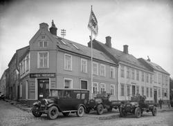 O. Mustad & Søns biler utenfor Røra meieris utsalg i Sandgat