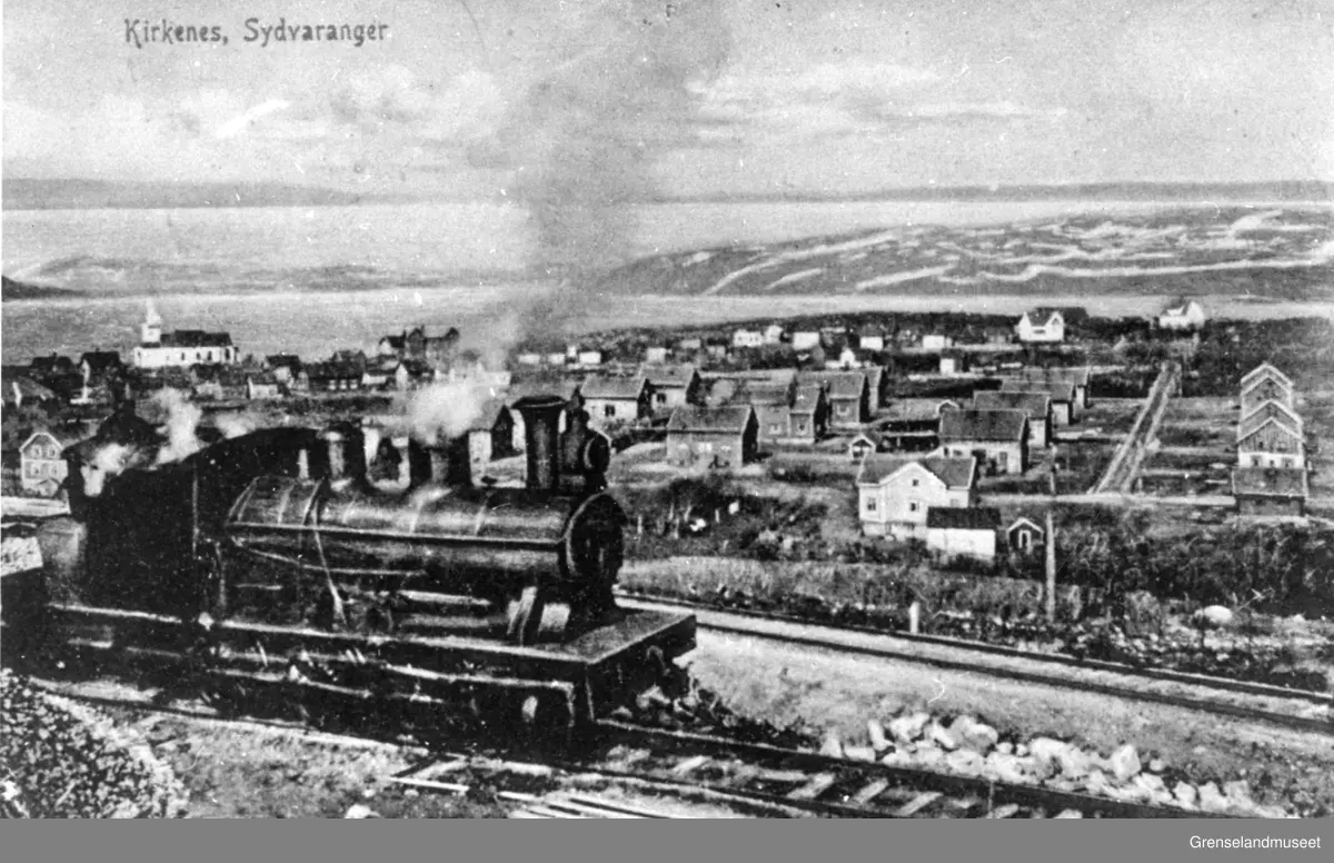 Sydvarangers malmtog, parti av Kirkenes i bakgrunnen, før krigen.