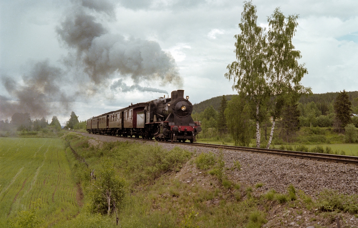 Veterantog på Solørbanen, syd for Kirkenær. Toget trekkes av damplokomotiv type 24b nr. 236.