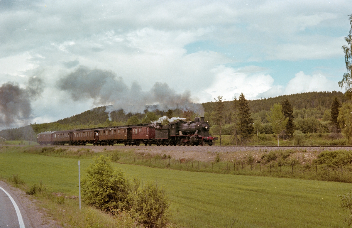 Veterantog på Solørbanen, syd for Kirkenær. Toget trekkes av damplokomotiv type 24b nr. 236.