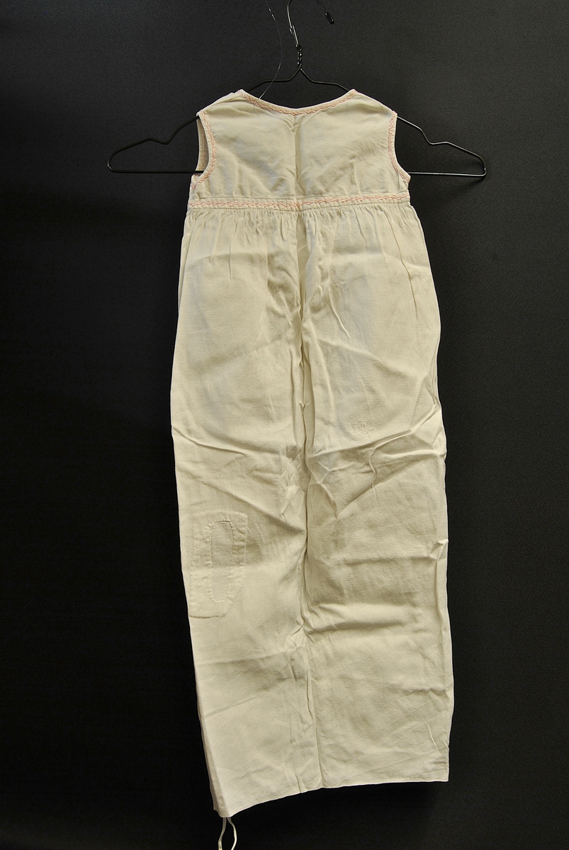 Avlang i formen. Åpen nede og bak, knytinger bak.