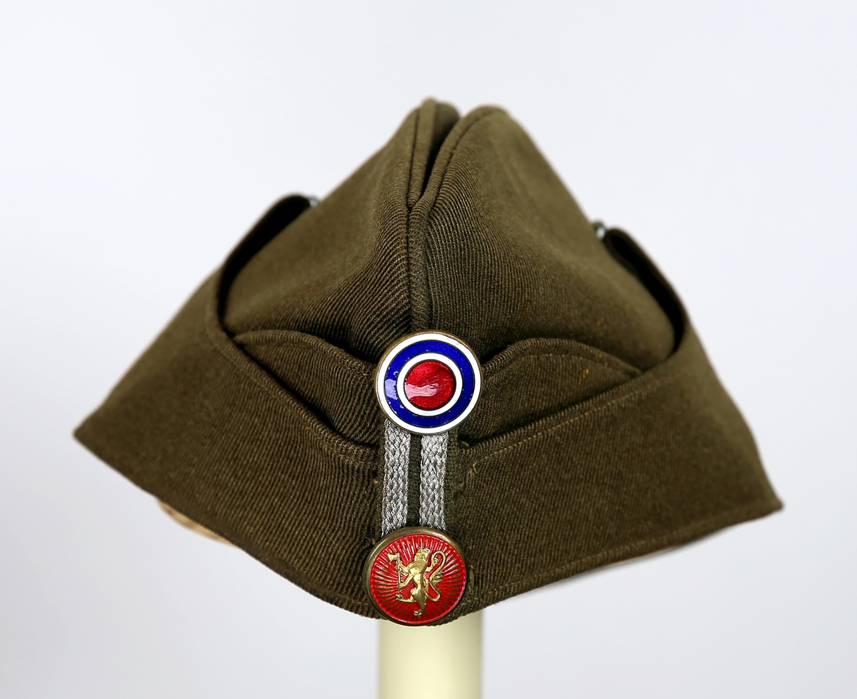 41.Sverre Lund Simensen (bror).F.25.10.1918.D.13.04.1945. (falt i Lurigen i Trøndelag.) A: Bukse B: Jakke C: Stoffbeltet ble brukt innendørs D: Kryssbandolæret utendørs E: Lue.