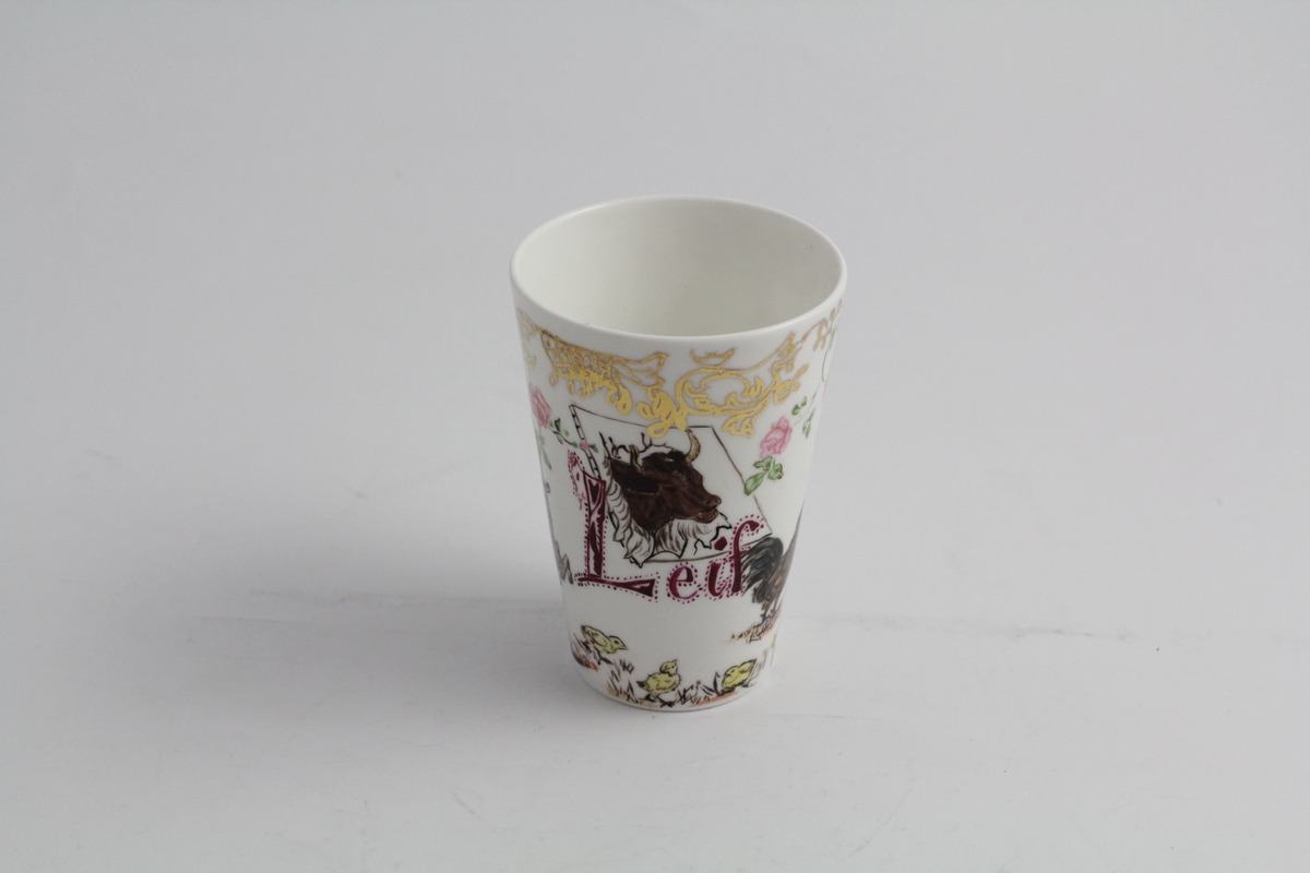 Dekor: Forskjellige dyr. Liten gutt i rød topplue. Blomsterranke i gull rundt toppen. Blomster.