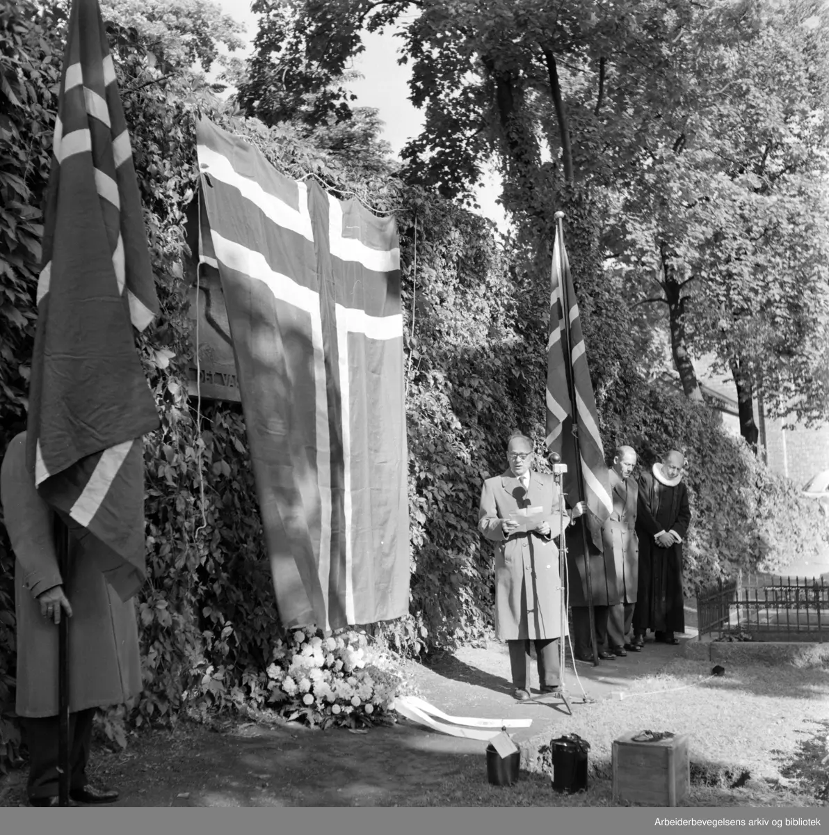 Vår Frelsers gravlund. Sjømennenes urnelund. Gunvald Hauge, Sjømannsforbundet, avduker bronserelieff. September 1957