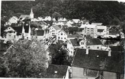 tettstad hus kyrkje fjord