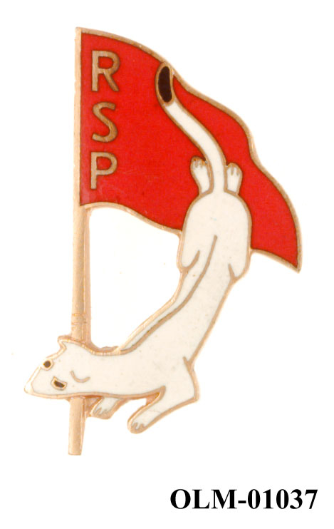 Inneholder 101 merker, pins og  medaljer.
Guttorm Berge tok tilbake samlingen 21.mai 1996.-notert i aksesjonsboken.