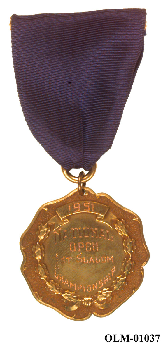 Inneholder 101 merker, pins og  medaljer.
Guttorm Berge tok tilbake samlingen 21.mai 1996.-notert i aksesjonsboken.