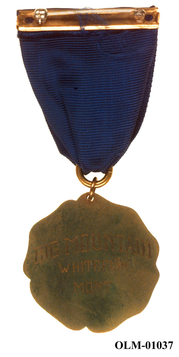 Inneholder 101 merker, pins og  medaljer.
Guttorm Berge tok tilbake samlingen 21.mai 1996.-notert i aksesjonsboken.