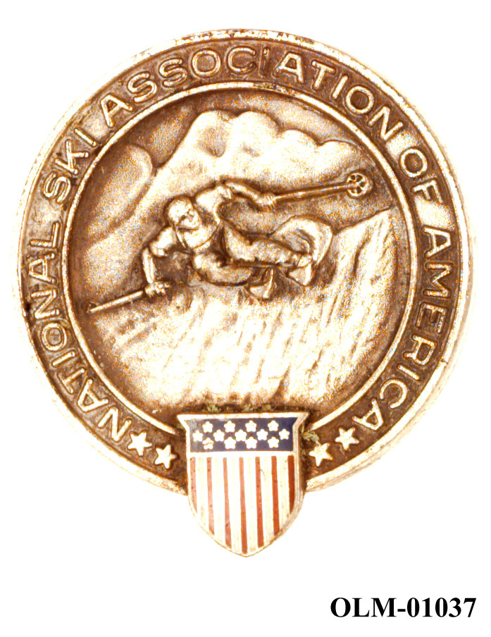 Inneholder 101 merker, pins og  medaljer.
Guttorm Berge tok tilbake samlingen 21.mai 1996.-notert i aksesjonsboken.