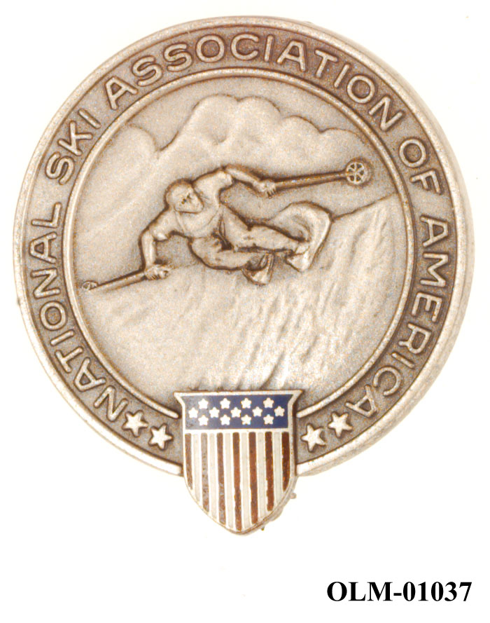 Inneholder 101 merker, pins og  medaljer.
Guttorm Berge tok tilbake samlingen 21.mai 1996.-notert i aksesjonsboken.