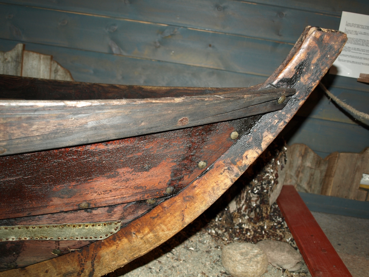 Færing. Nordfjordfæring. To par keiper. Keipane med vidjeband er laga i nyare tid.
 Bøtt med blikk 3 stadar.  Ei tilje.