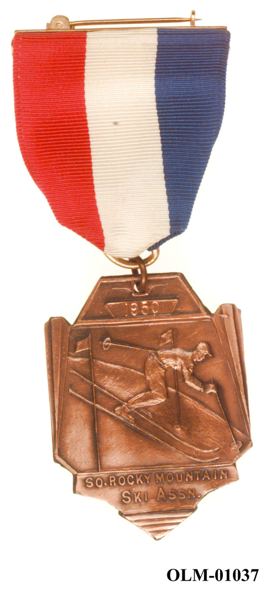 Inneholder 101 merker, pins og  medaljer.
Guttorm Berge tok tilbake samlingen 21.mai 1996.-notert i aksesjonsboken.