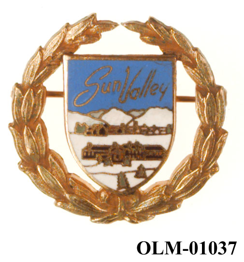 Inneholder 101 merker, pins og  medaljer.
Guttorm Berge tok tilbake samlingen 21.mai 1996.-notert i aksesjonsboken.