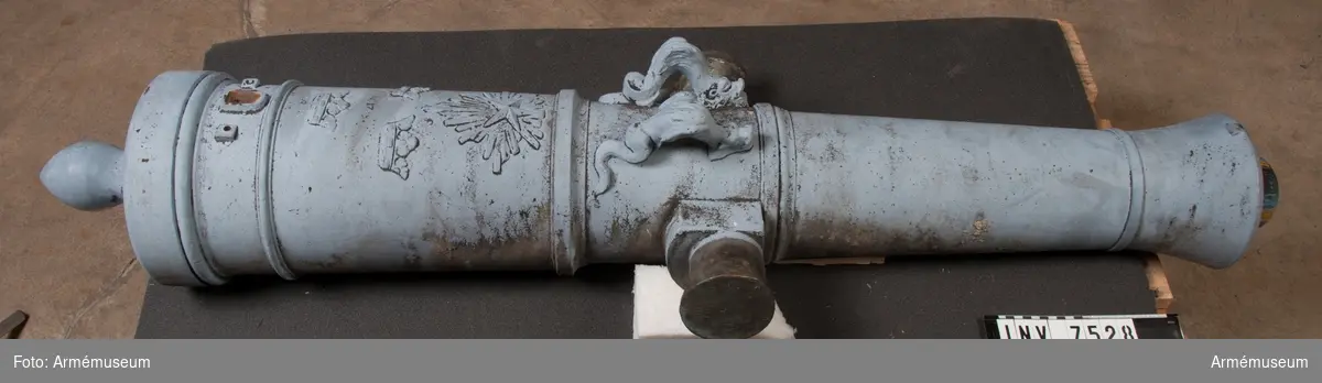 Eldrör av brons (målad), till 6-pundig kanon av järn tillverkad 1748. Kaliber ca 80 mm.