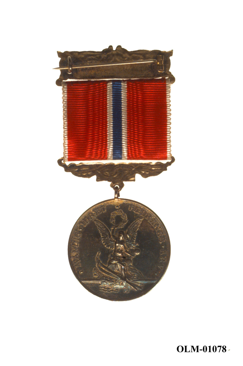 32 forskjellige medaljer og merker i ramme.
Bilde 7 er deltdagermerke fra Amsterdam 1928.
Bilde 18 og 19 er deltagermedalje fra Amsterdam 1928.
Bilde 20 og 21 er sølvmedaljen fra Antwerpen 1920.
Bilde 26 og 27 av bronsemedaljen fra Paris 1924.
Bilde 39 og 40 minnemedaljen fra Antwerpen 1920.