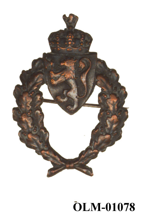 32 forskjellige medaljer og merker i ramme.
Bilde 7 er deltdagermerke fra Amsterdam 1928.
Bilde 18 og 19 er deltagermedalje fra Amsterdam 1928.
Bilde 20 og 21 er sølvmedaljen fra Antwerpen 1920.
Bilde 26 og 27 av bronsemedaljen fra Paris 1924.
Bilde 39 og 40 minnemedaljen fra Antwerpen 1920.