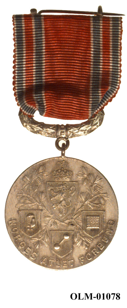 32 forskjellige medaljer og merker i ramme.
Bilde 7 er deltdagermerke fra Amsterdam 1928.
Bilde 18 og 19 er deltagermedalje fra Amsterdam 1928.
Bilde 20 og 21 er sølvmedaljen fra Antwerpen 1920.
Bilde 26 og 27 av bronsemedaljen fra Paris 1924.
Bilde 39 og 40 minnemedaljen fra Antwerpen 1920.