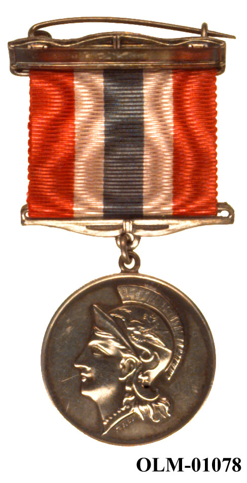 32 forskjellige medaljer og merker i ramme.
Bilde 7 er deltdagermerke fra Amsterdam 1928.
Bilde 18 og 19 er deltagermedalje fra Amsterdam 1928.
Bilde 20 og 21 er sølvmedaljen fra Antwerpen 1920.
Bilde 26 og 27 av bronsemedaljen fra Paris 1924.
Bilde 39 og 40 minnemedaljen fra Antwerpen 1920.