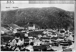 tettsatad havn båtar kyrkje hus sjøhus hotell fjell