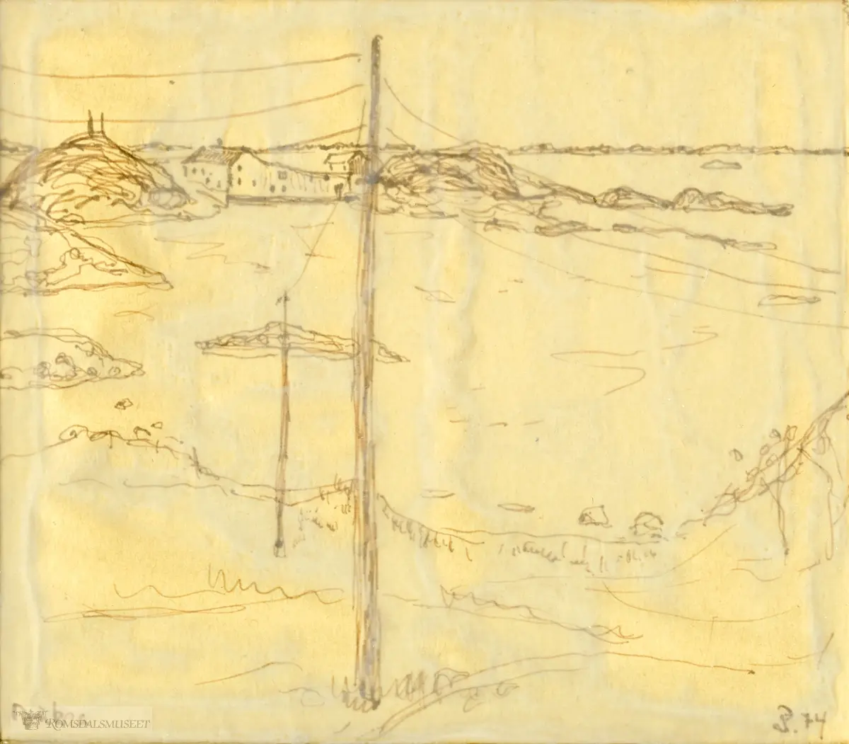 En bukt med holmer og noen bygninger på andre siden av bukten. Telefonstolper forrest i bildet.