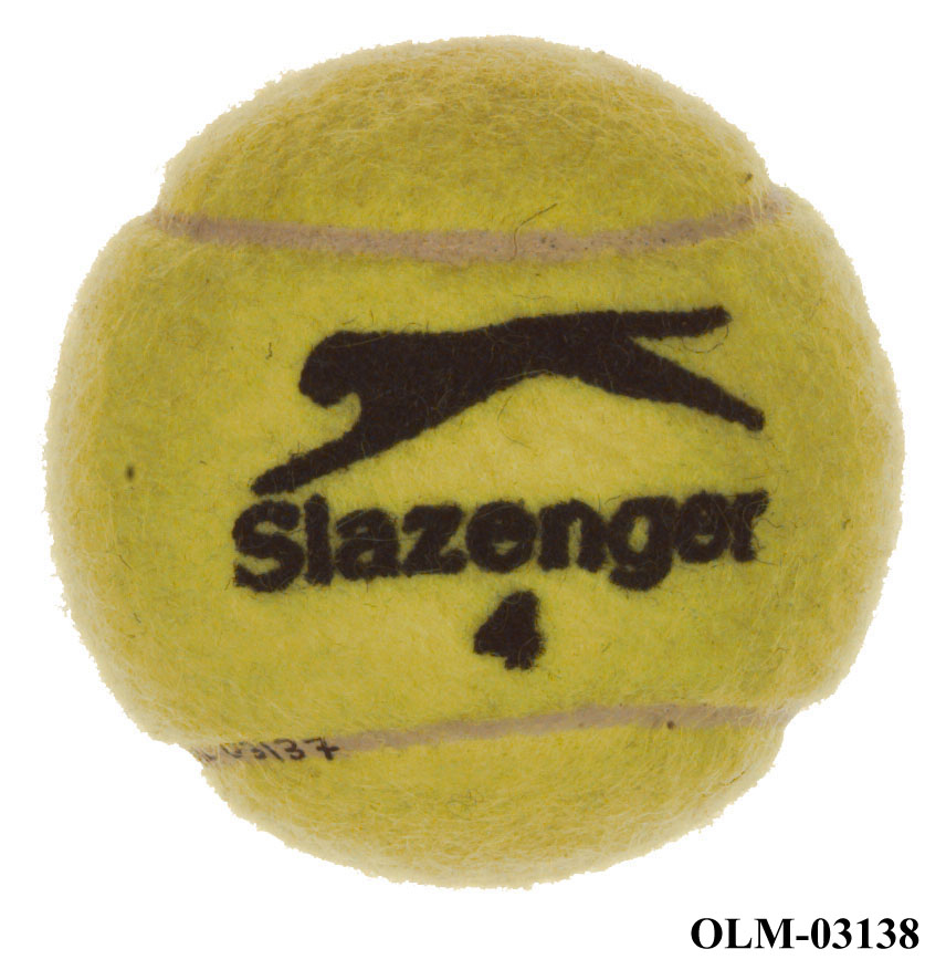 To gule tennisballer med logo for Slazenger i en brun fløyelspose .