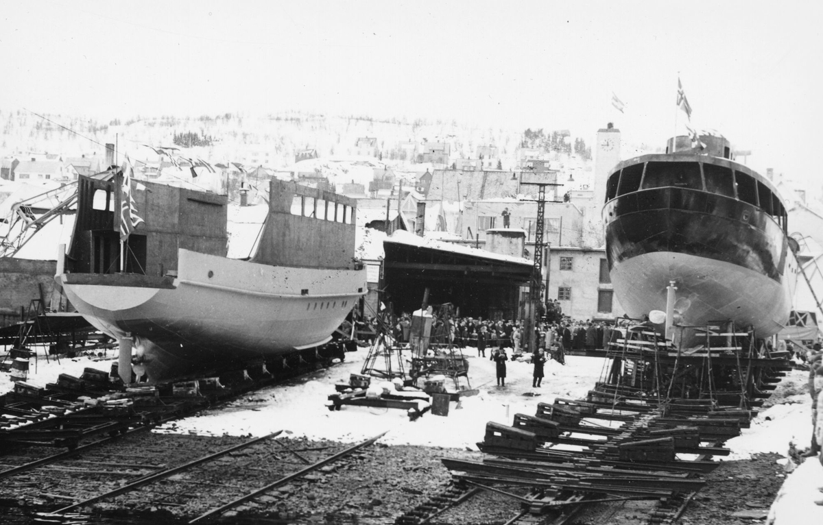 To skipsskrog på beddingen til Kaarbøverkstedet. Folkemengde i bakgrunnen.