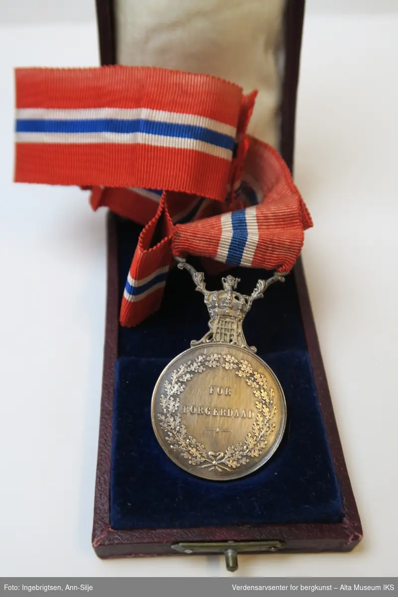 Rund medalje med portrett av kong Haakon VII. På baksiden er medaljen kantet med relieff av laurbærkrans og midt i står det "For borgerdaad". Medaljen er festet i et silkebånd med de norske fargene. Medaljen ligger i et læretui med for.