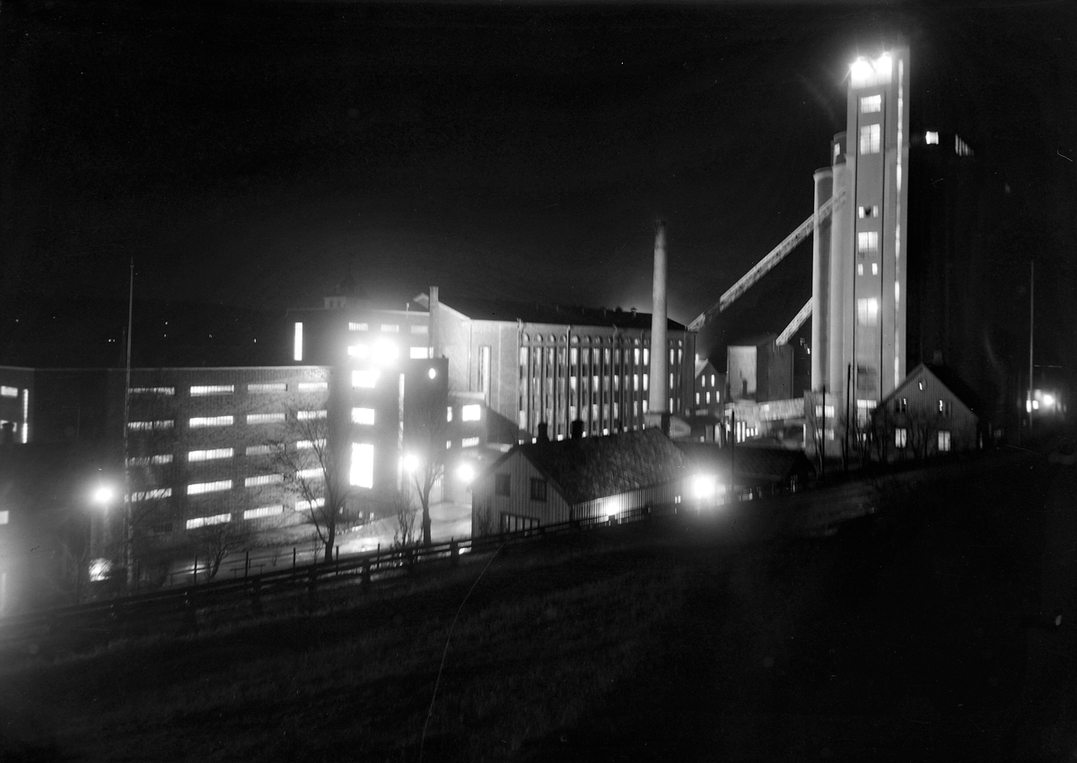 Nattbilde av I. C. Piene & Søn i Buvika