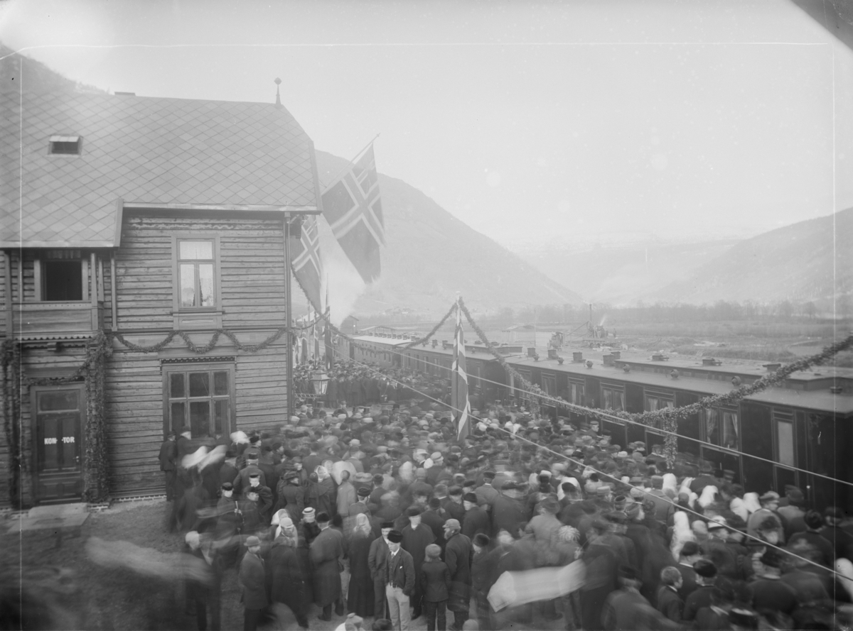 Innvielsestoget, opning av jernbanen til Otta stasjon, togsettet med pyntet stasjon og oppmøtte personer på perrongen