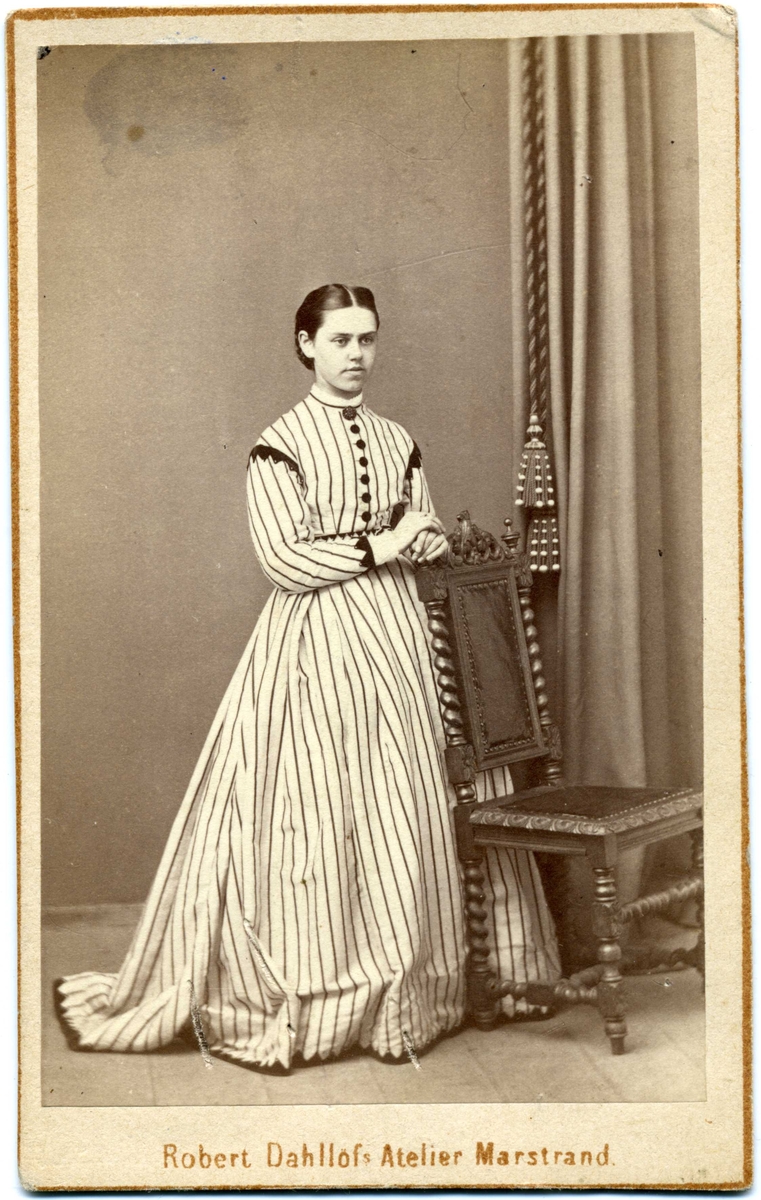 Kabinettsfotografi: okänd ung kvinna i randig klänning med markanta