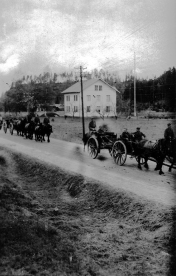 Militärer dra söderut genom Elindebol, Norra Ny. I bakgrunden Per Håksas gård.