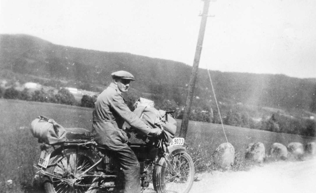 Mann på motorsykkel. Einar Korsvoll