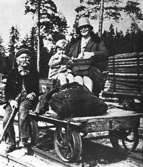 Neva Järnvägsstation (Tyforsbanan), Kullgren som skötte postbefordringen ned till stambanan, hans syster Alvide och hennes dotter Ingrid