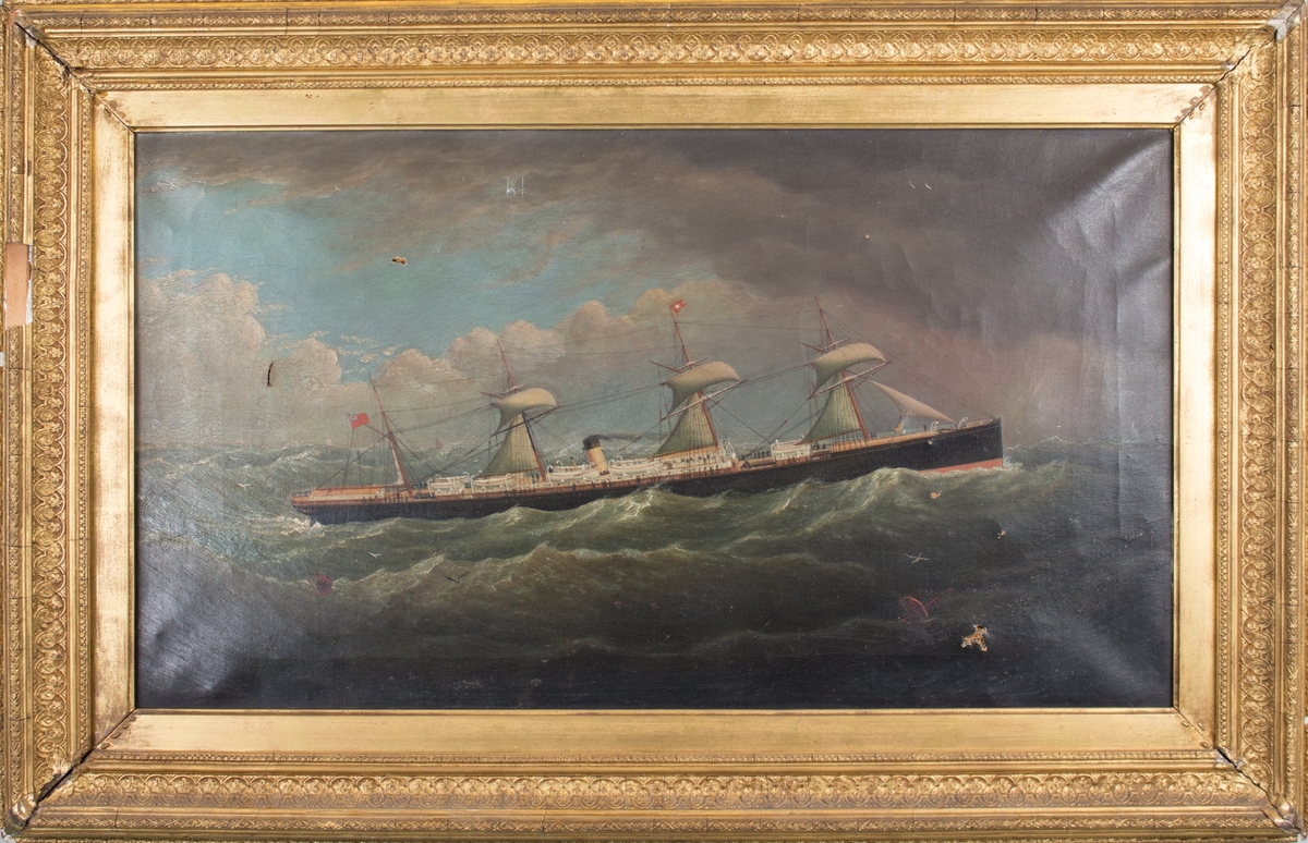Skipsportrett av utvandrerskip tilhørende White Star Line under fart i åpen sjø. Med seilføring og rederivimpel med hvit stjerne på rød bunn i formasten. Fører det britiske handelsflagg (Red Ensign) akter.