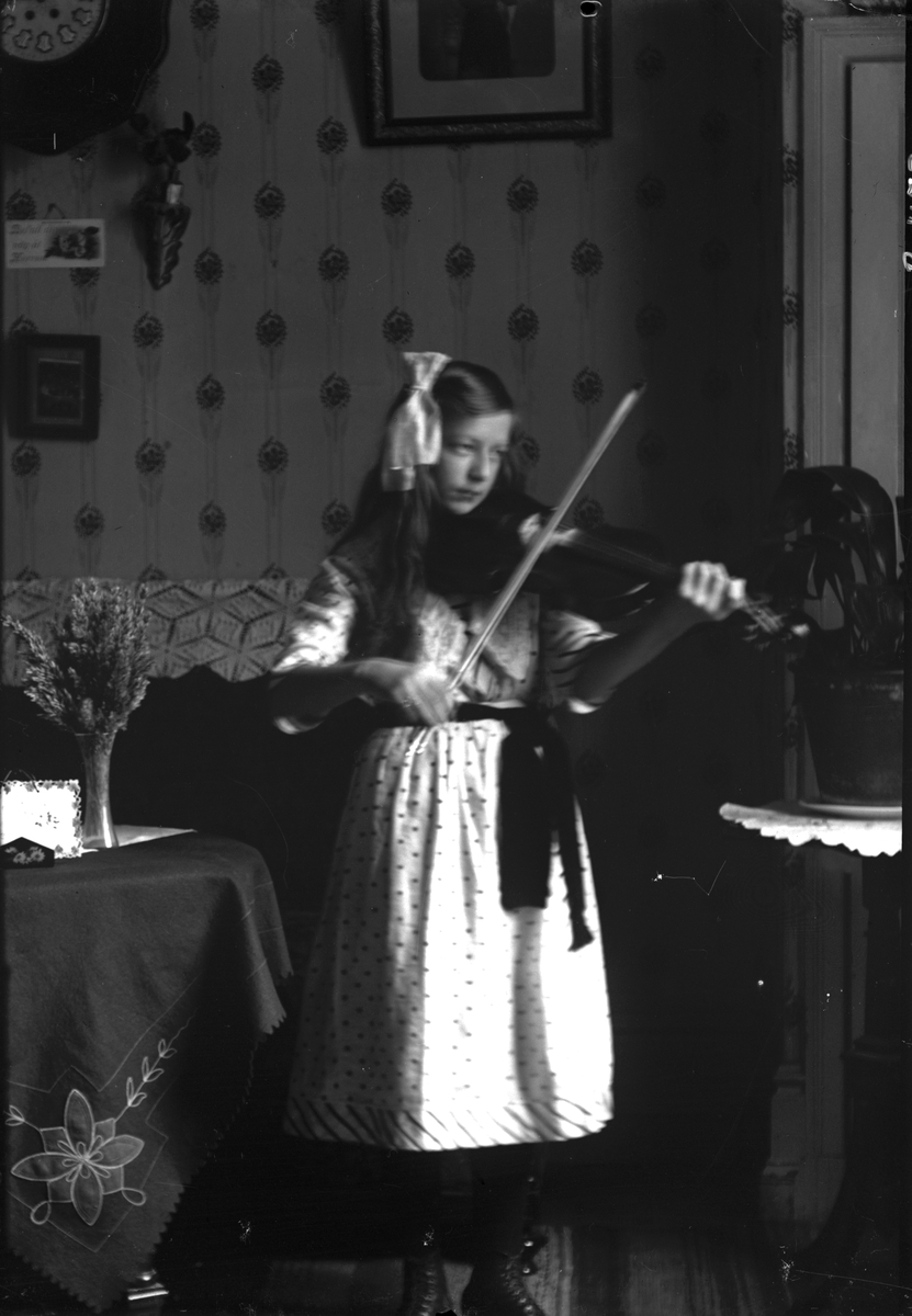 Porträtt, violinspelande flicka.