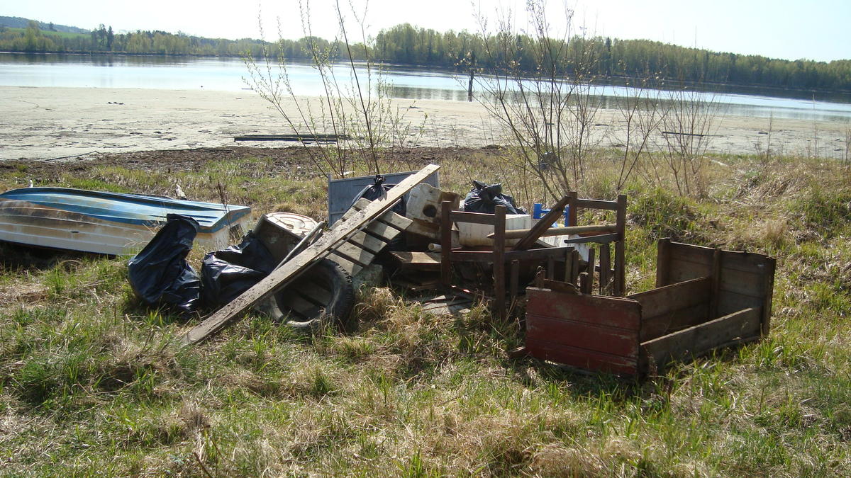 Diverse søppel som er plukket ut fra Øyeren og ligger samlet i en haug