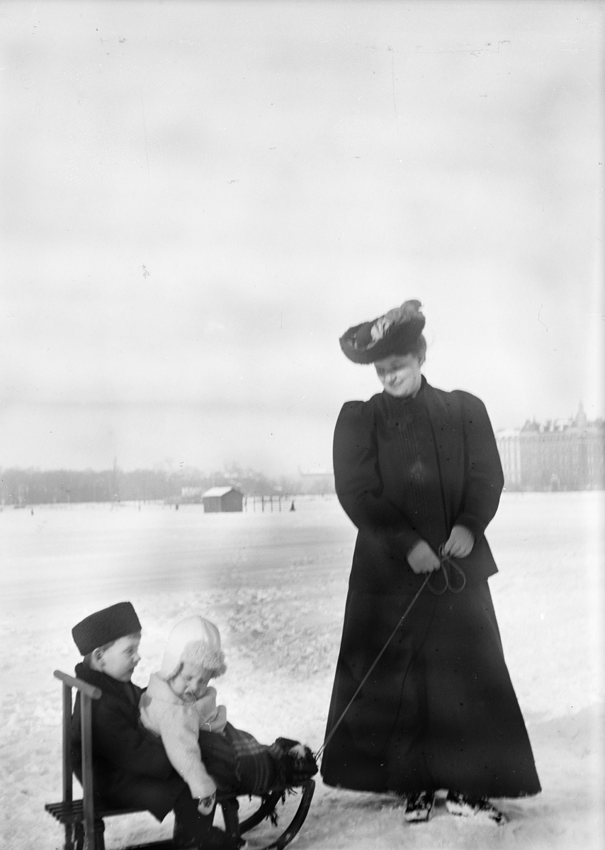 Christiane Liljefors, med sannolikt sönerna Roland och Alf på kälke, i Sverige