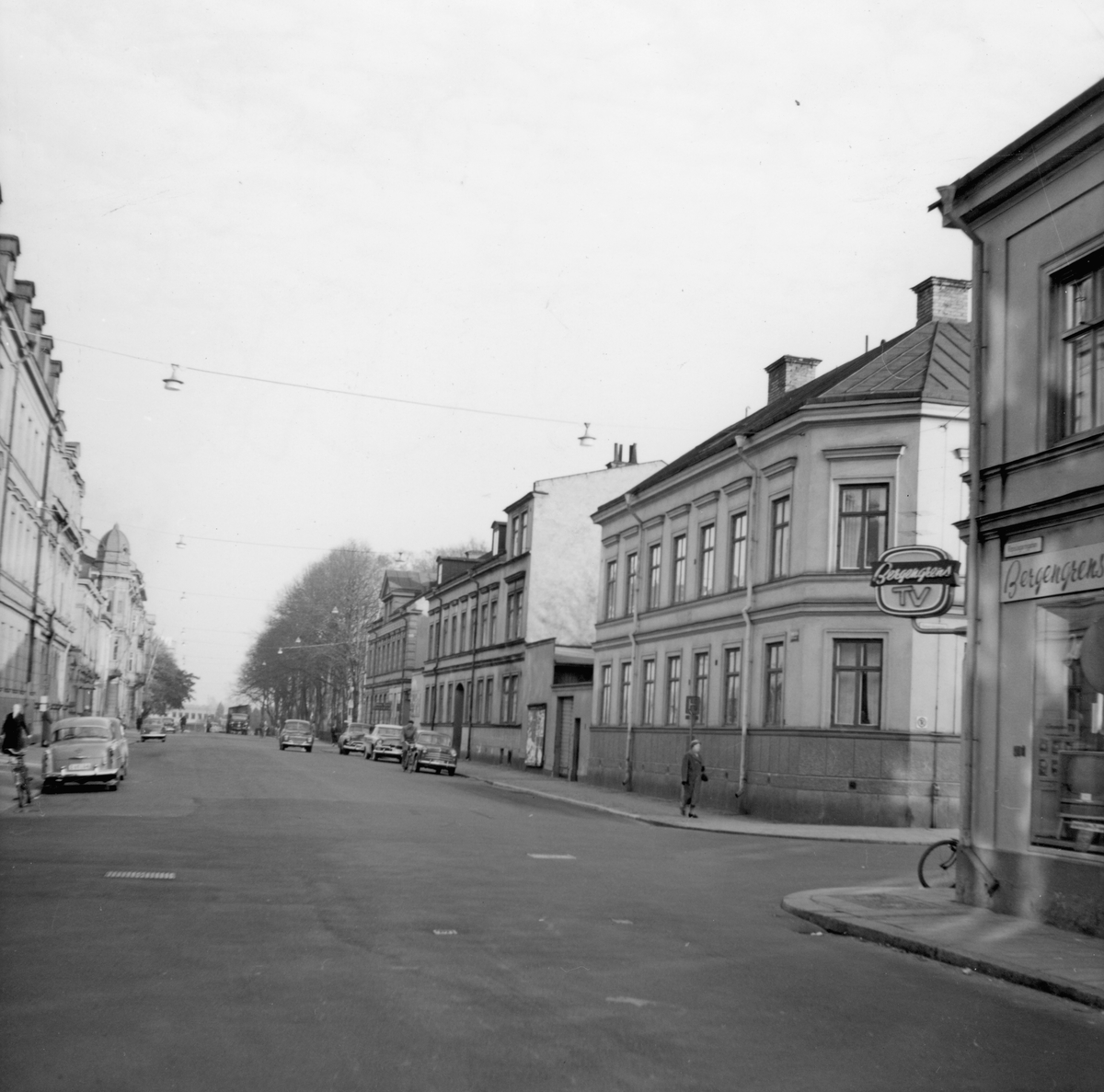Parti av Norrköping. Repslagargatan österut från korsningen med Generalsgatan. Till höger ses bebyggelse inom kvarteret Trasten. Bilden tagen i samband med rivningsansökan 1960.